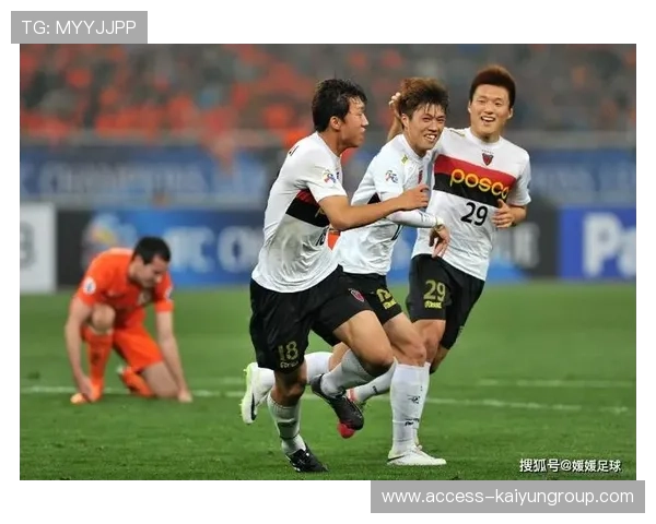 前场三人压迫打出“倒金字塔”结构——破解现代足球的高效战术 前场三人压迫打出“倒金字塔”结构——破解现代足球的高效战术